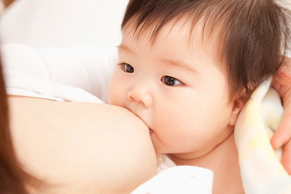 Có nên cai sữa khi bé 1 tuổi không?